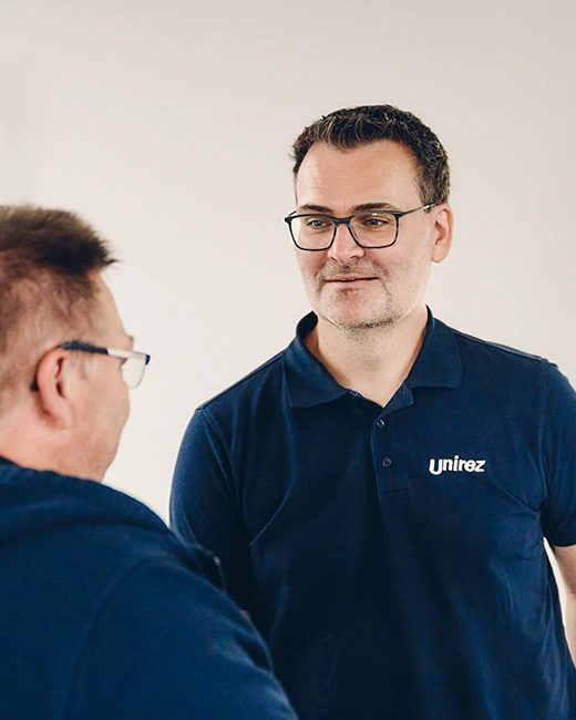Mitarbeiter Herr Winiarz im Gespräch mit einem Kollegen.