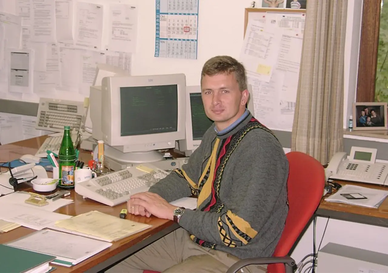 Archiv-Bild eines Mitarbeiters von Unirez an seinem ehemaligen Schreibtisch.